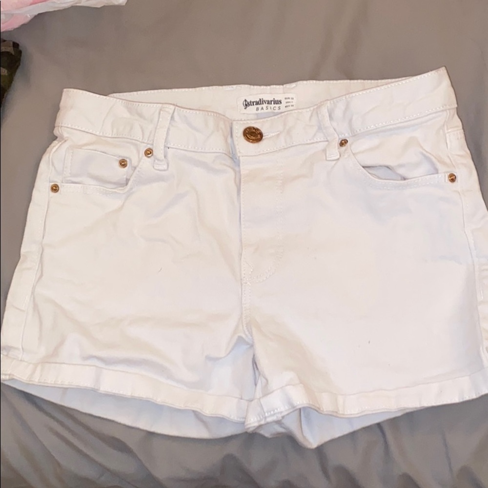 STRADIVARIUS WHITE JEAN SHORTS